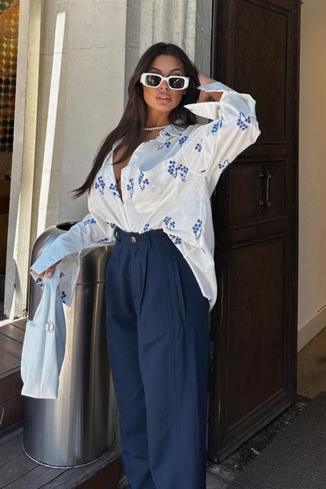 Çiçek İşlemeli Tek Cep Gömlek Beyaz