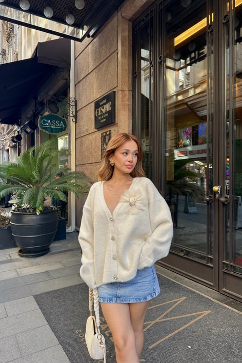 Broş Çiçek Detaylı Yumoş Hırka Ekru