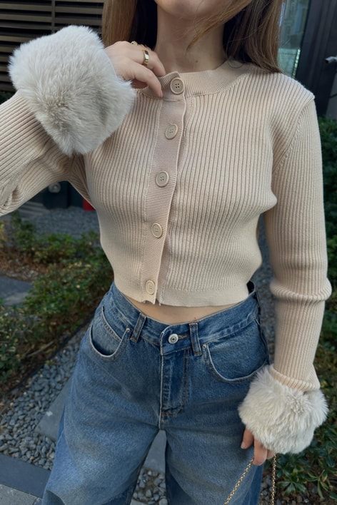 Tüy Kol Düğmeli Triko Hırka Bej