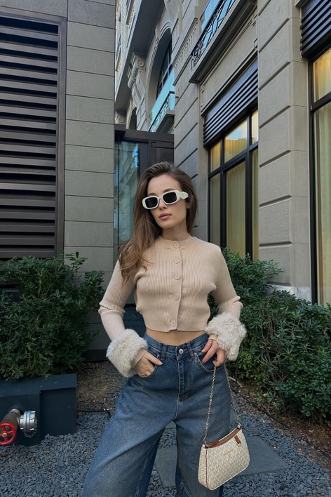 Tüy Kol Düğmeli Triko Hırka Bej