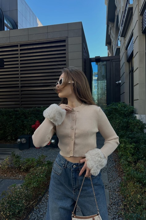 Tüy Kol Düğmeli Triko Hırka Bej