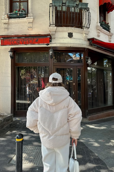 Deri Detaylı Puffer Mont Krem