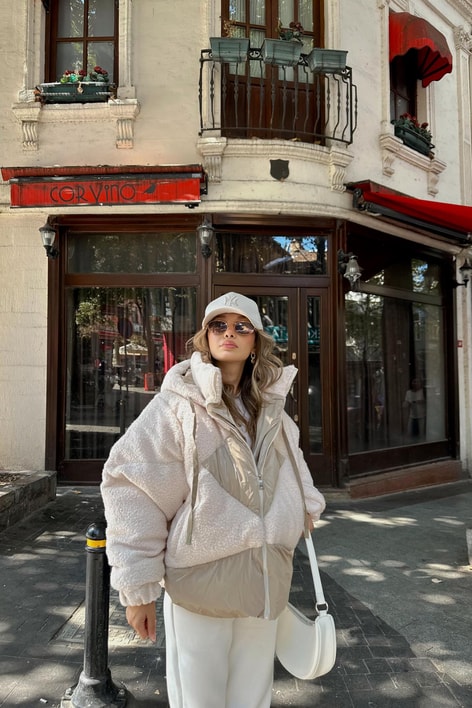 Deri Detaylı Puffer Mont Krem