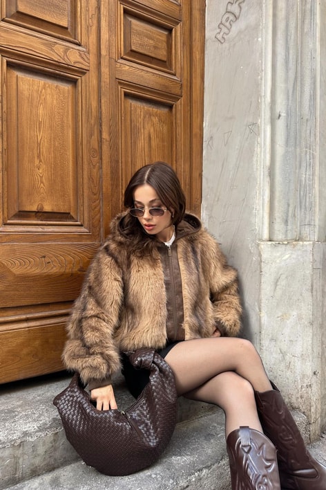 Lastik Detaylı Kapşonlu Kürk Kahve