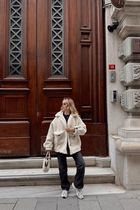 Oversize Düğmeli Peluş Mont Ekru