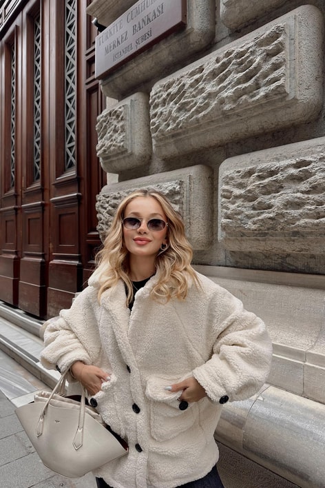 Oversize Düğmeli Peluş Mont Ekru