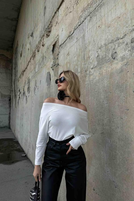 Kayık Yaka Asimetrik Bluz Ekru