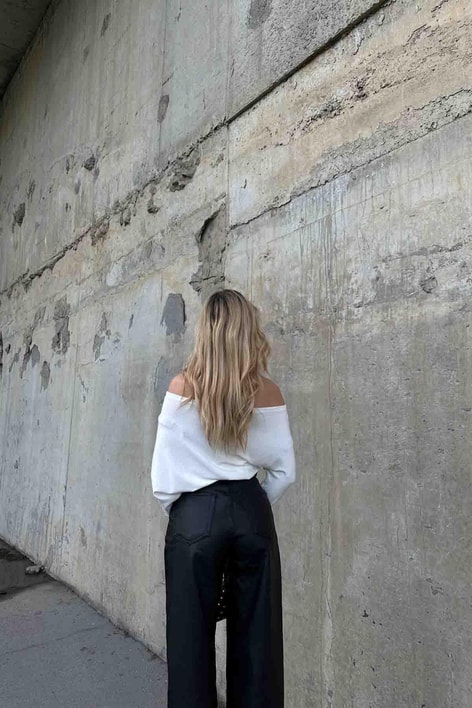 Kayık Yaka Asimetrik Bluz Ekru