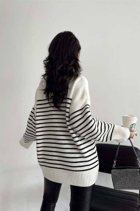 Fermuar Yaka Çizgili Triko Kazak Beyaz