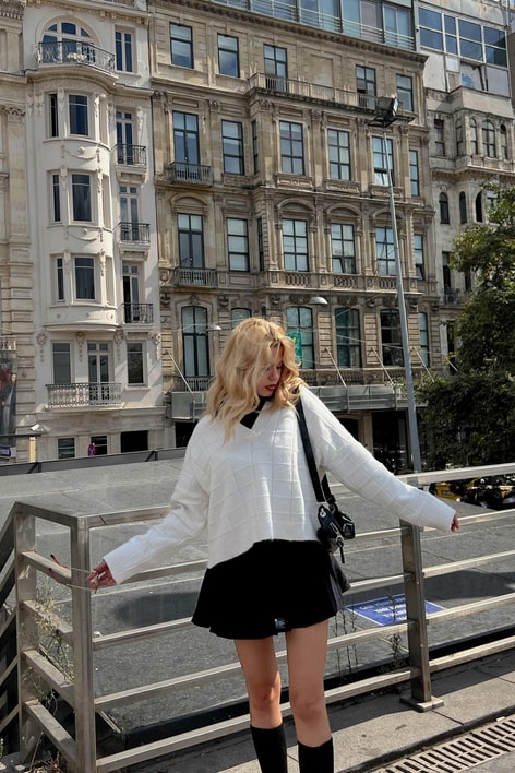 Kare Desen V Yaka Kazak Krem