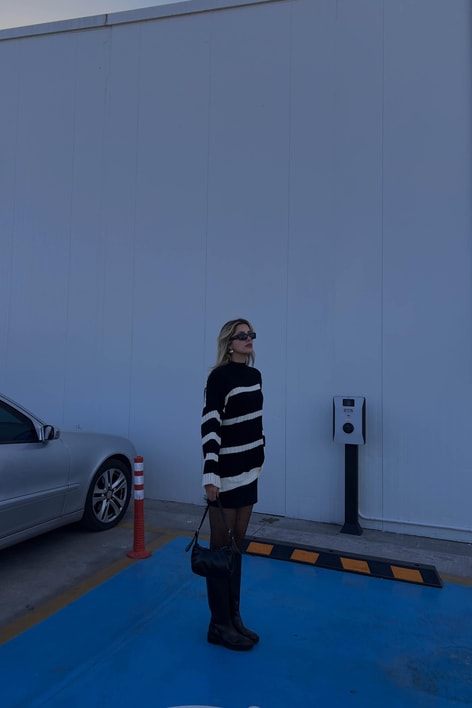 Line Dik Yaka Triko Kazak Siyah