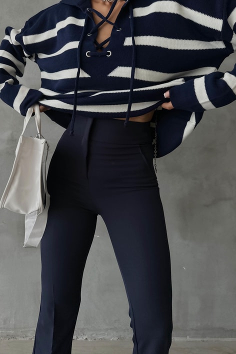 Yakası Bağcıklı Çizgili Triko Kazak Lacivert