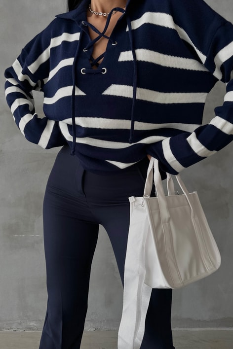 Yakası Bağcıklı Çizgili Triko Kazak Lacivert