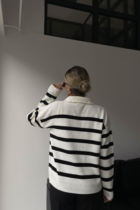 Yakası Bağcıklı Çizgili Triko Kazak Krem