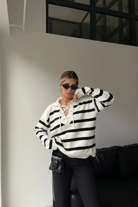 Yakası Bağcıklı Çizgili Triko Kazak Krem