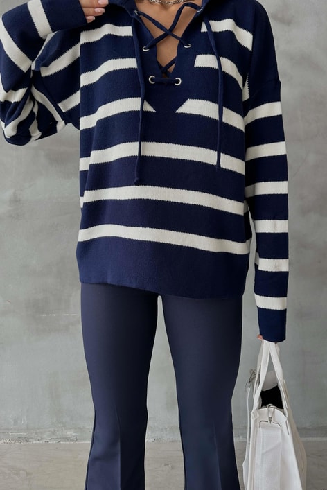 Yakası Bağcıklı Çizgili Triko Kazak Lacivert