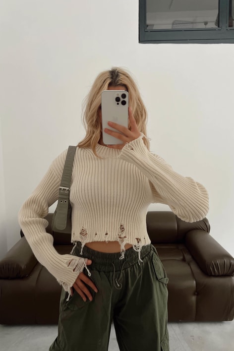 Yırtık Detaylı Triko Crop Kazak Bej