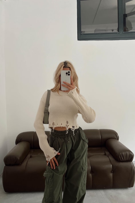 Yırtık Detaylı Triko Crop Kazak Bej