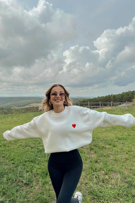 Mini Kalp Nakışlı Sweatshirt Beyaz