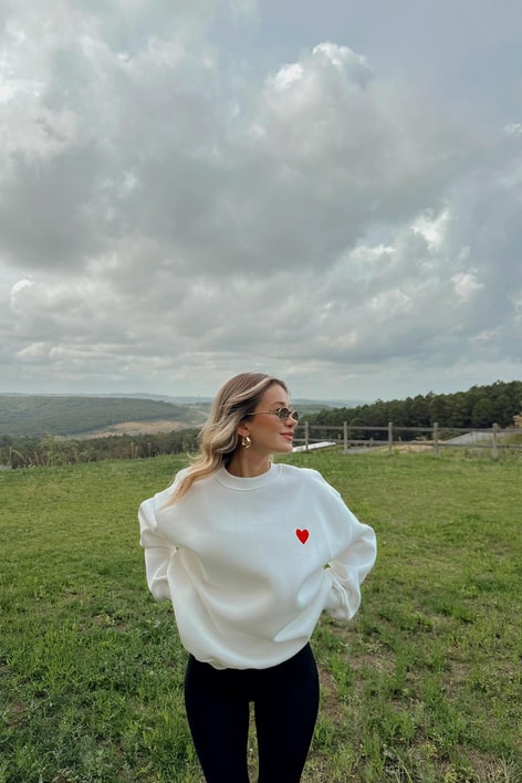 Mini Kalp Nakışlı Sweatshirt Beyaz