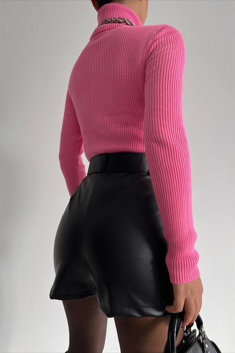 Cep Detay Kemerli Deri Şort Siyah