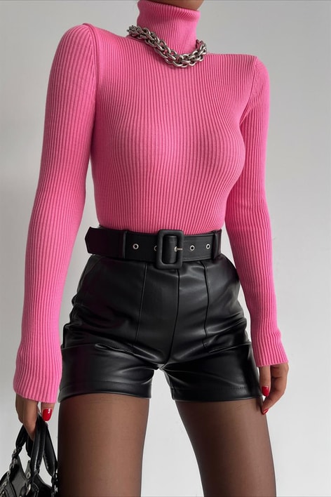 Cep Detay Kemerli Deri Şort Siyah