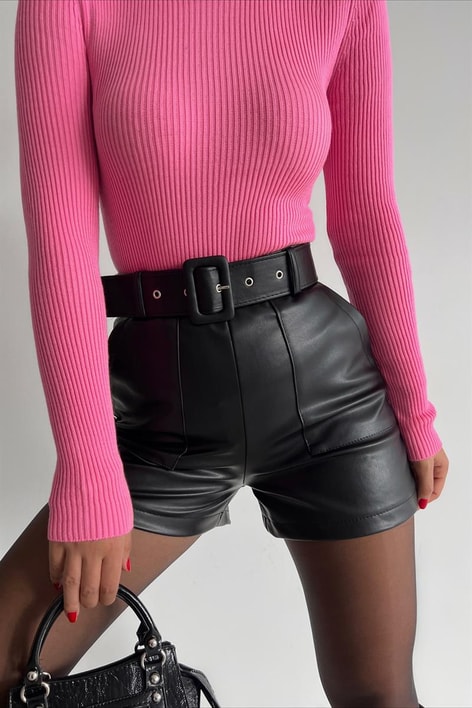 Cep Detay Kemerli Deri Şort Siyah