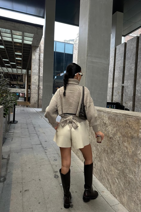 Deri Bel Lastikli Şort Taş