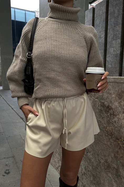 Deri Bel Lastikli Şort Taş