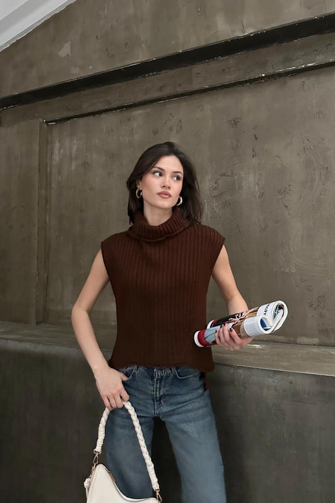 Balıkçı Yaka Yırtmaçlı Süveter Kahve