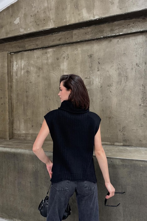 Balıkçı Yaka Yırtmaçlı Süveter Siyah