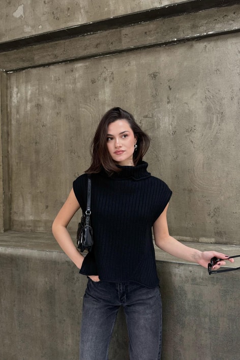 Balıkçı Yaka Yırtmaçlı Süveter Siyah