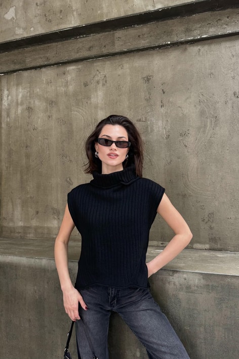 Balıkçı Yaka Yırtmaçlı Süveter Siyah