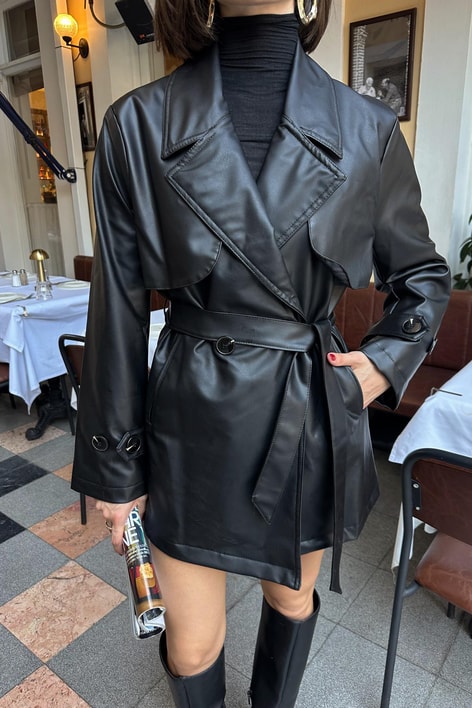 Deri Kapamalı Kısa Trenç Siyah