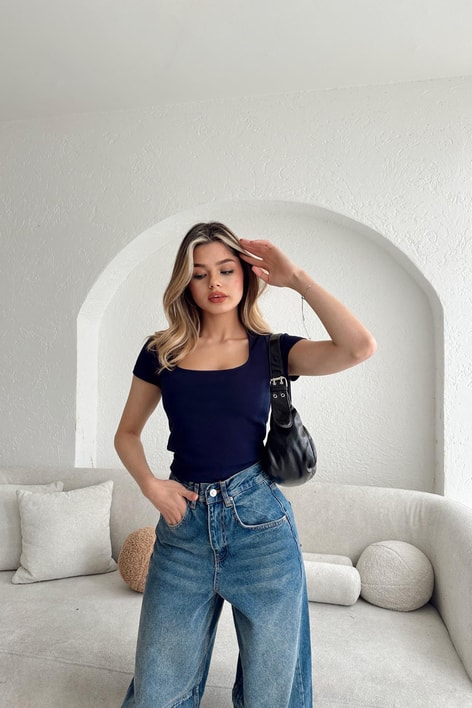 Kare Yaka Basic Tshırt Lacivert