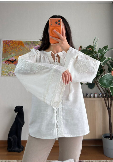 Shiro İşlemeli Dantel Bluz