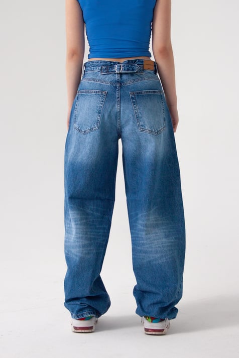 Mavi Kemer Toka Detay Barrel Jean