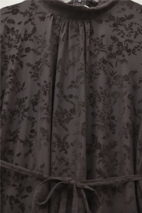 Dik Yaka Beli Bağcıklı Kolu Lastikli Astarlı Flog Baskılı Elbise -K. Kahve-Elbise-138-2597-R54