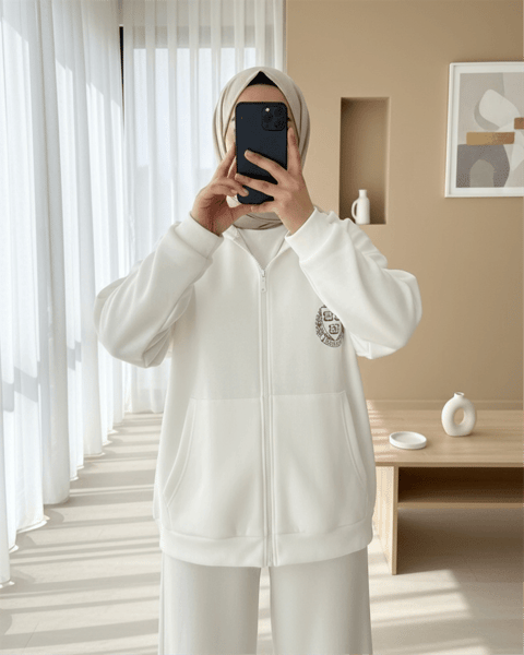 سويت شيرت بغطاء للرأس مع تنورة مطاطية - أبيض-Baskılı Sweatshirt-357-3048-R02