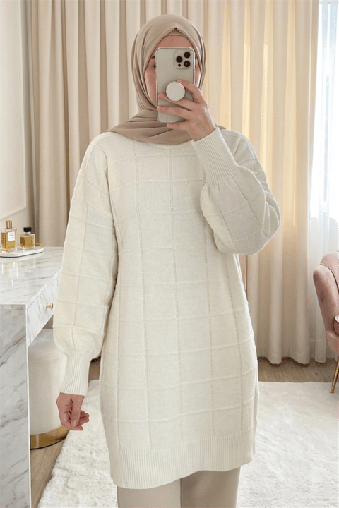 Kare Desenli Yırtmaçlı Yumoş Triko Tunik   -Krem-Kazak-295-4510-R28