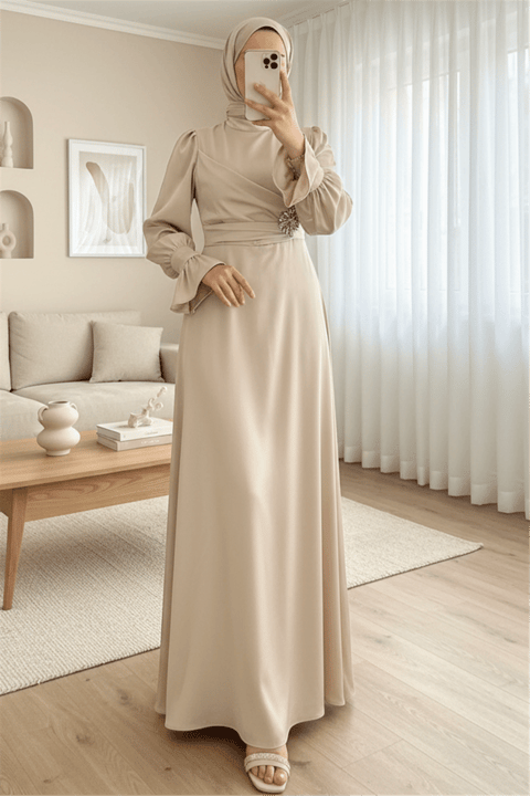 Kol Manşeti Fırıfrlı Önü Taş Detaylı Saten Elbise -Bej-Abiye-386-6230-R56