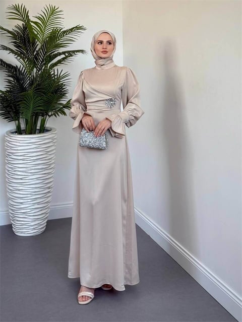 Kol Manşeti Fırıfrlı Önü Taş Detaylı Saten Elbise -Bej-Abiye-386-6230-R56