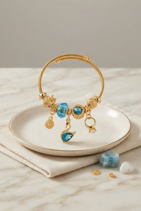 Mavi Kuğu Model Gold Renk Charmlı Bileklik