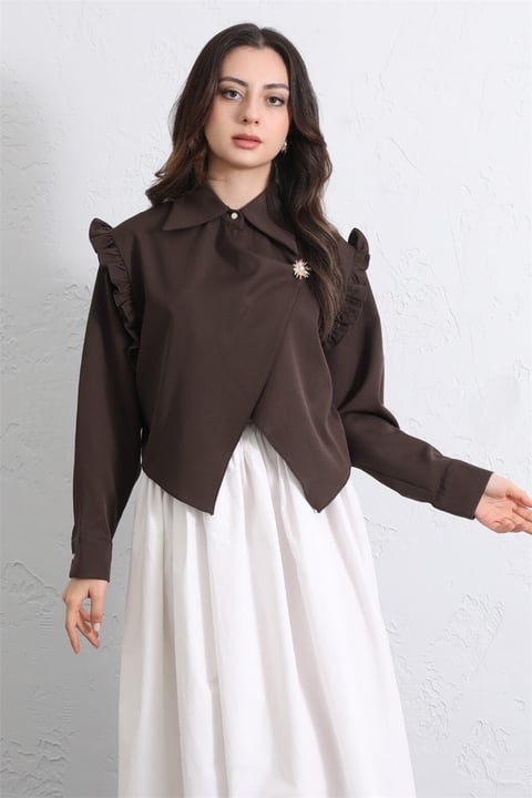 Omuzu Fırfırlı Önü Çapraz Çift Katlı Broş Detaylı Krep Bluz -Kahve-Bluz-307-0070-R15