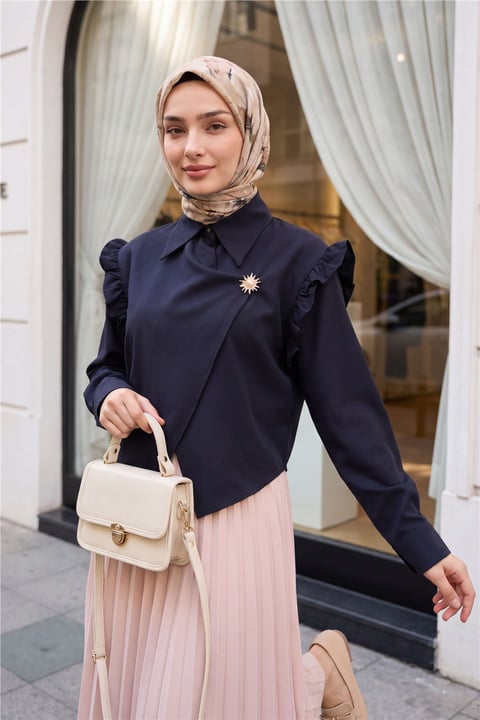 Omuzu Fırfırlı Önü Çapraz Çift Katlı Broş Detaylı Krep Bluz -Laci-Bluz-307-0070-R03