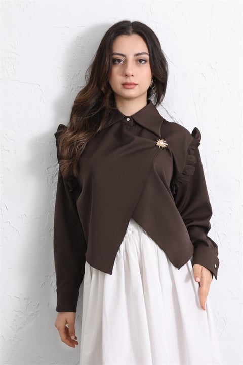 Omuzu Fırfırlı Önü Çapraz Çift Katlı Broş Detaylı Krep Bluz -Kahve-Bluz-307-0070-R15