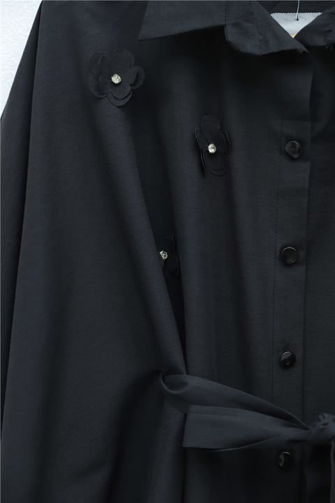 Önü Çiçek Detaylı Beli Bağcıklı Düğmeli Panço   -Siyah-Tunik-398-1048-R01