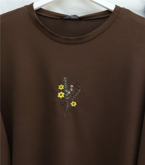 Önü Çiçek Nakışlı Yuvarlak Yaka Salaş Penye Tunik  -Kahve-Tunik-253-13137-R15