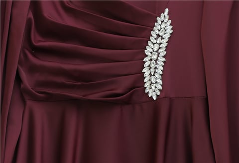 Önü Drapeli Taş Detaylı Saten Elbise -Bordo-Elbise-386-6261-R04