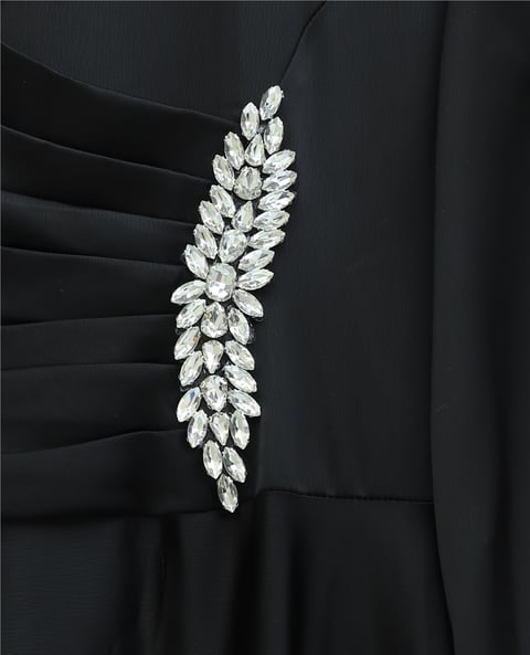Önü Drapeli Taş Detaylı Saten Elbise -Siyah-Elbise-386-6261-R01